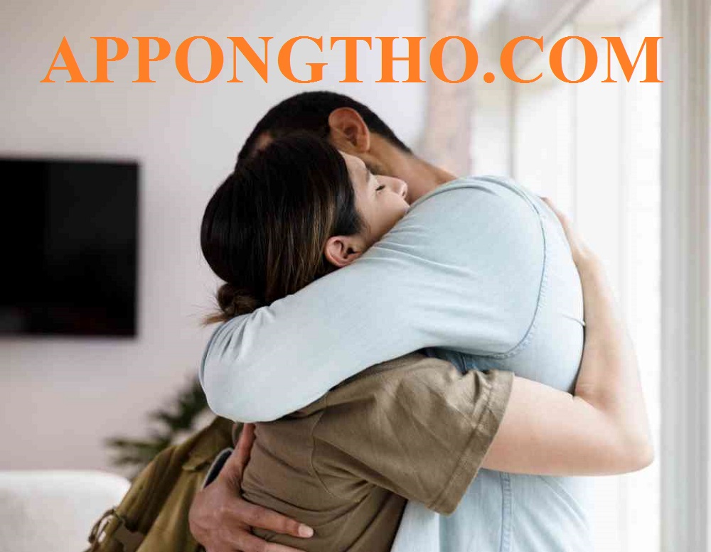 10. Ngồi cạnh họ và nắm tay thật nhẹ