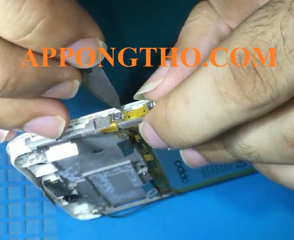 Bước 5: Tháo nút âm lượng cũ